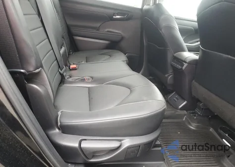 2022 Toyota Highlander Xle z USA, uszkodzony, nr VIN 5TDGZRBH4NS581356